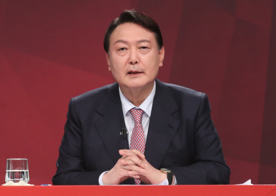 지난 10월18일 국민의힘 대선 경선 후보인 윤석열 전 검찰총장이 부산MBC에서 당 대선 본경선 제4차 TV 토론회에 참여하고 있다.사진공동취재단·연합뉴스